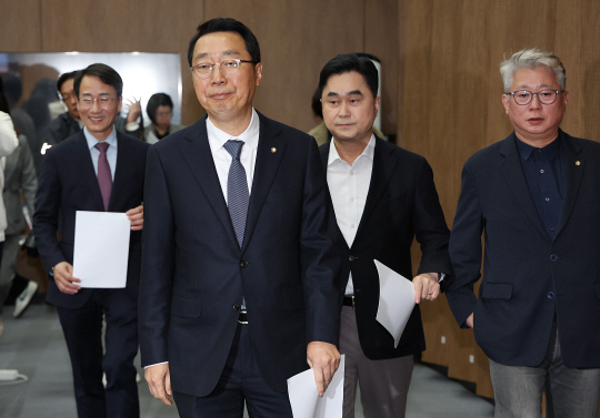 더불어민주당 이원욱(왼쪽부터), 윤영찬, 김종민, 조응천 의원이 지난달 16일 서울 여의도 국회 소통관에서 열린 원칙과 상식 출범 기자회견에 참석하고 있다. 뉴시스