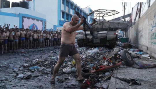 항복한 후 소총 내려놓는 하마스 대원. 엑스(X, 옛 트위터) 캡처