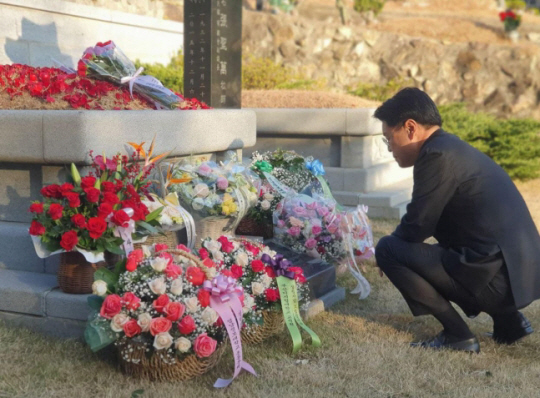 장제원 의원이 11일 아버지인 고 장성만 전 국회부의장의 묘소에 참배하는 모습. 장제원 의원 페이스북 캡처