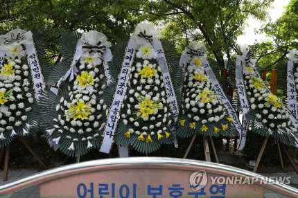 경기 의정부 호원초등학교에서 고인이 된 교사를 추모하는 화환이 줄지어 놓여 있다. 연합뉴스 제공