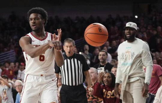 NBA 스타 르브론 제임스(오른쪽)과 그의 장남 브로니. AP 연합뉴스