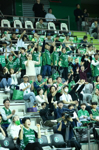 10일 원주종합체육관에서 열린 2023∼2024 정관장 프로농구 DB-정관장의 경기에서 DB 팬들이 열띤 응원을 펼치고 있다. KBL 제공