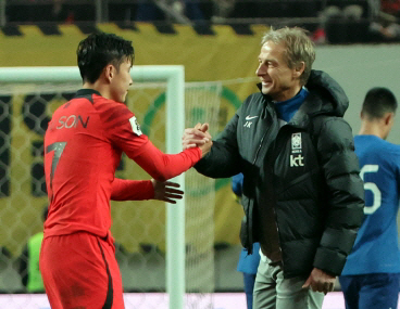 위르겐 클린스만 축구대표팀 감독과 손흥민. 뉴시스