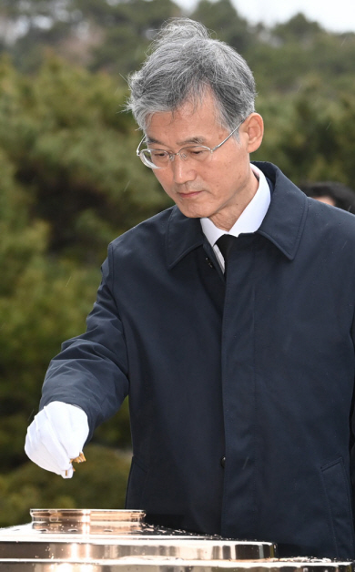 조희대 신임 대법원장이 11일 오전 서울 동작구 국립서울현충원을 찾아 현충탑 참배를 한 후 분향하고 있다.   김동훈 기자