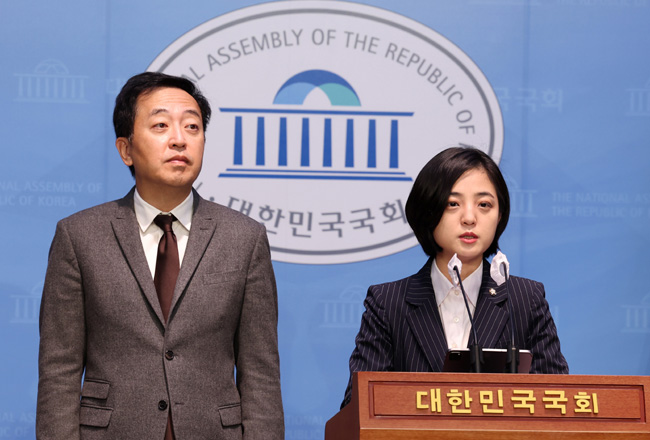 류호정(오른쪽) 세 번째 권력 공동운영위원장과 금태섭 새로운선택 창당준비위원회 대표가 11일 오전 국회 소통관에서 젠더 정책 합동 발표 기자회견을 하고 있다.  뉴시스