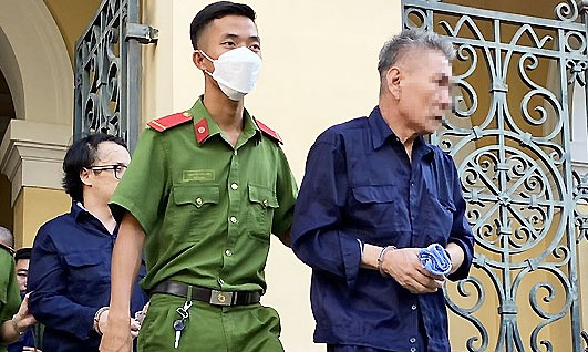 지난달 11일(현지시간) 베트남 호찌민 가정청소년법원에서 마약 유통 혐의로 사형을 선고받은 한국인 김모씨(오른쪽). VN익스프레스 홈페이지 캡처