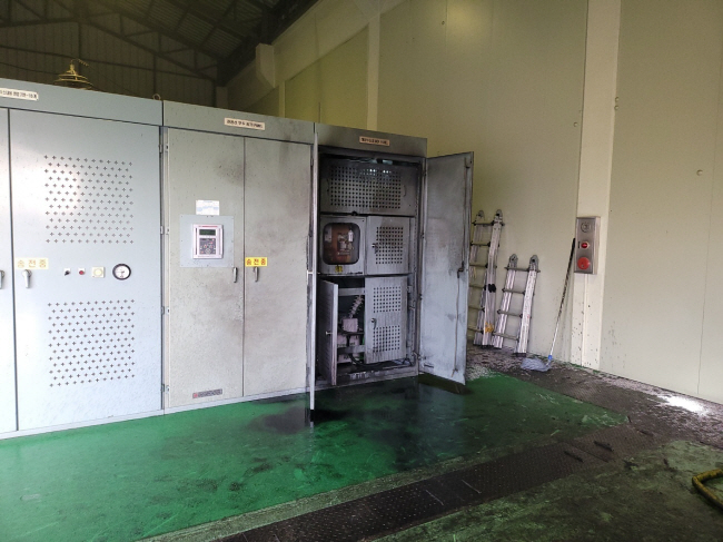 지난 8일 부산 북항 154㎸ 변전소의 전력 설비가 불에 타 검게 그을렸다. 부산소방재난본부 제공