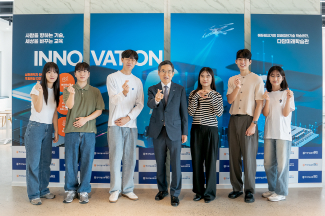 유길상(가운데) 한국기술교육대 총장과 학생들이 미래 첨단 교육공간인 ‘다담 미래학습관’에서 포즈를 취하고 있다.  한국기술교육대 제공