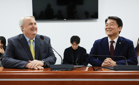인요한 국민의힘 혁신위원장과 국민의힘 안철수 의원이 지난 7일 국회 의원회관에서 면담을 하고 있다. 뉴시스
