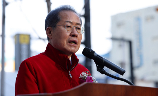 홍준표 대구시장이 12일 대구 중구 (구)조선은행 대구지점 앞에서 열린 순국의사 장진홍선생 흉상 제막식에 참석해 기념사를 하고 있다. 뉴시스