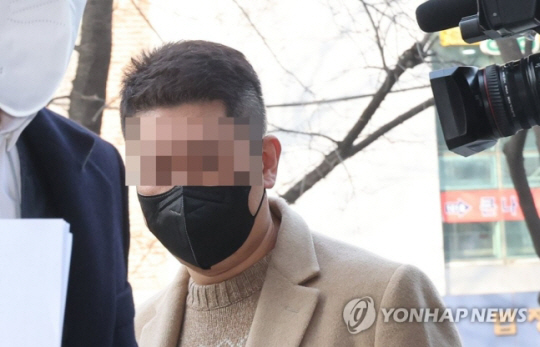 강종현(41) 씨가 지난 2월 1일 횡령·배임 의혹 영장심사를 받기 위해 서울남부지법에 들어가고 있다. 연합뉴스