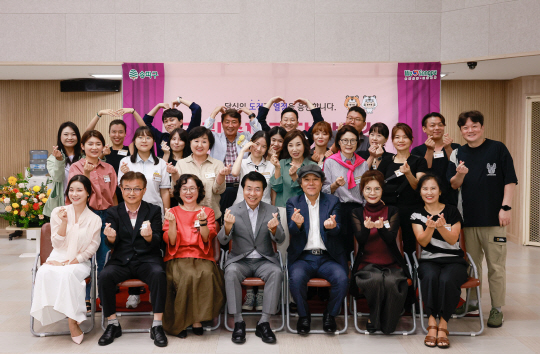 서강석(앞줄 가운데) 송파구청장과 구립송파극단 단원들이 창단식을 마치고 기념촬영을 하고 있다. 송파구청 제공