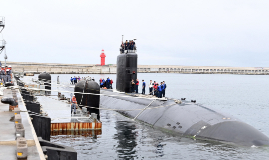 미국 LA급 핵추진잠수함(SSN) 아나폴리스함이 지난 7월 24일 제주해군기지에 군수적재를 위해 입항하고 있다. (사진=해군 제공)