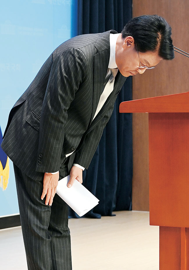 국민의힘 ‘친윤(친윤석열) 핵심’으로 꼽히는 장제원(3선·부산 사상) 의원이 12일 오전 국회 소통관에서 내년 22대 국회의원 총선거 불출마를 선언하는 회견을 하기에 앞서 인사를 하고 있다. 곽성호 기자