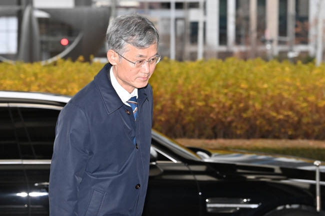 지난 11일 취임식을 마친 조희대 대법원장이 12일 오전 서울 서초구 대법원으로 출근하고 있다.  백동현 기자