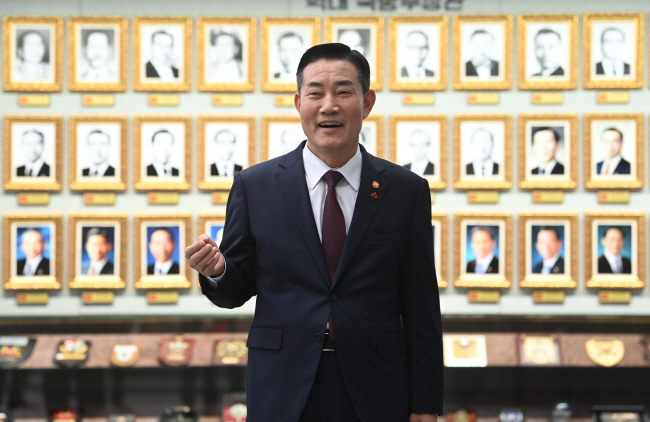 신원식 국방부 장관이 지난 4일 오후 문화일보와의 인터뷰에 앞서 서울 용산 국방부 청사 전시실의 역대 국방부 장관 사진 앞에서 “강한 군대를 육성해 북한의 도발을 억제하고 확고한 평화 상태를 만드는 것이 내 임무”라고 강조하고 있다.   김동훈 기자