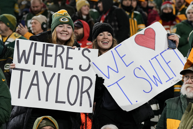 지난 3일 미국프로풋볼(NFL) 캔자스시티 치프스와 그린베이 패커스 경기 전에 테일러 스위프트의 팬들이 응원 문구를 들고 있다 .  연합뉴스