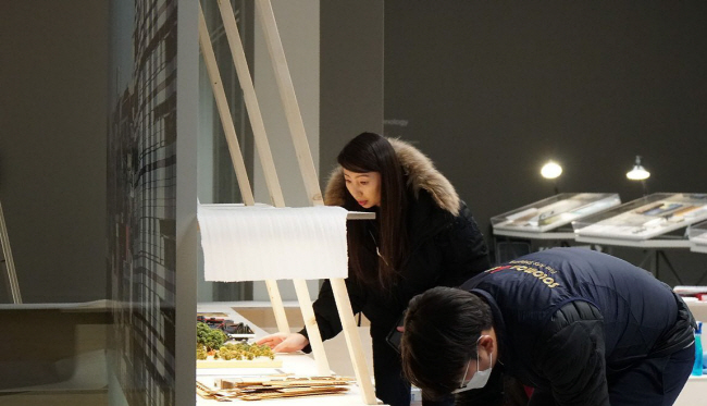 김용주 기획관이 전시를 준비하며 현장을 확인하는 모습.  김용주 제공