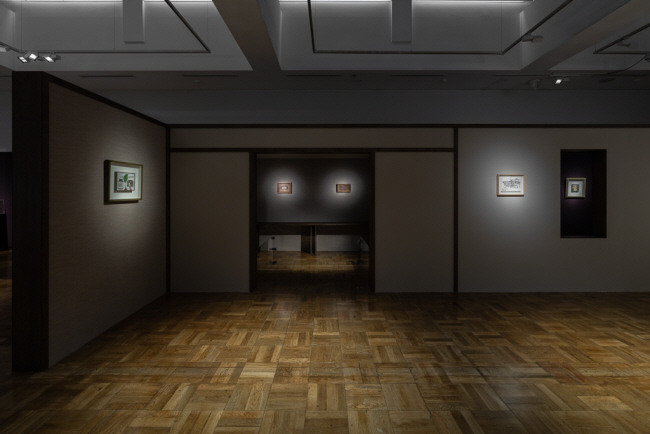 ‘가장 진지한 고백: 장욱진 회고전’에 걸린 1955년작 ‘가족’(왼쪽에서 세 번째 그림)의 모습. 작품을 발견한 아틀리에 창고 벽장으로 들어가는 느낌을 줄 수 있게 낮은 천장의 좁은 공간에 작품을 배치했다.  국립현대미술관 제공