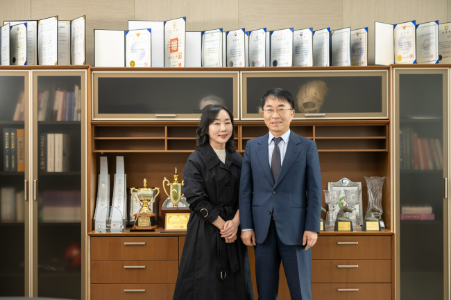 초록우산 경남후원회장을 맡는 등 10년 이상 다양한 방식으로 사회공헌 활동에 참여해 온 정영식 후원자와 아내 김문주 후원자가 지난 11월 9일 경남 창원시에 위치한 범한빌딩에서 환하게 웃고 있는 모습.  초록우산 제공