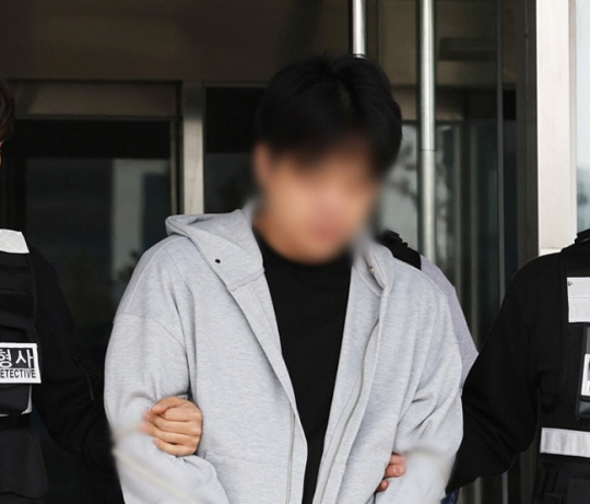 필로폰 투약 혐의로 체포됐다가 구속영장 기각으로 풀려난 지 닷새 만에 또다시 같은 혐의로 경찰에 붙잡힌 남경필 전 경기지사 장남 남모 씨가 지난 4월 1일 오후 구속 전 피의자 심문(영장심사)에 출석하기 위해 경기 용인동부경찰서에서 나오고 있다. 연합뉴스