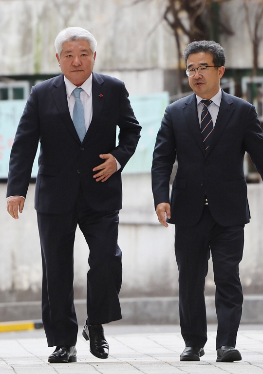 김홍일 방송통신위원장 후보자가 13일 오전 청문회 준비 사무실이 마련된 경기도 과천시의 한 오피스텔 건물로 출근하고 있다. (연합뉴스)