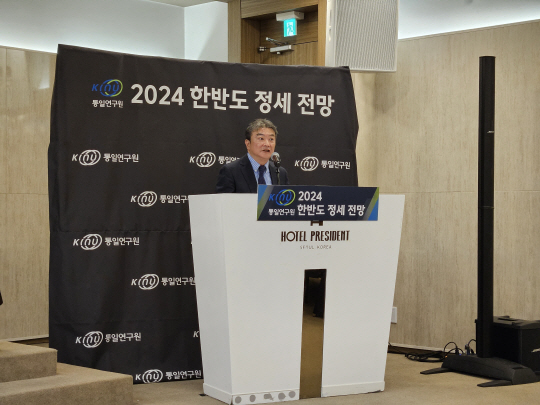 김진하 통일연구원 북한연구실 선임연구위원이 13일 서울 중구 프레지던트호텔에서 열린 ‘2024 한반도 정세 전망’에서 발표하고 있다.