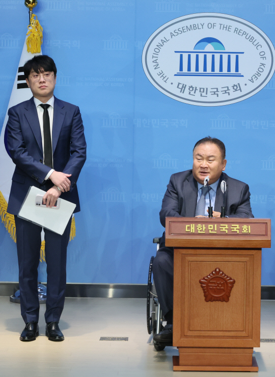 무소속 이상민(오른쪽) 의원이 13일 오후 국회 소통관에서 열린 더불어민주당 비판 기자회견에서 민주당 권리당원에서 제명된 유튜버 백광현 씨를 소개하고 있다. 연합뉴스