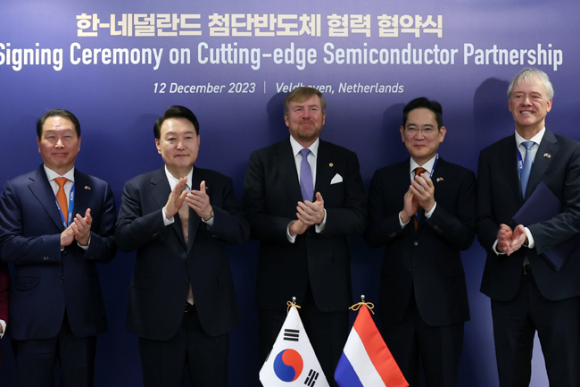 네덜란드를 국빈 방문한 윤석열 대통령과 빌럼 알렉산더르(왼쪽 세번째) 국왕이 12일(현지시간) 벨트호벤 반도체장비 생산기업인 ASML 본사에서 열린 한-네덜란드 정부 및 기업간 MOU 체결식을 마친 뒤 최태원(왼쪽) SK 회장, 이재용(왼쪽 두번째) 삼성전자 회장, 피터 베닝크(맨 오른쪽) ASML 회장과 기념촬영을 하고 있다. 뉴시스