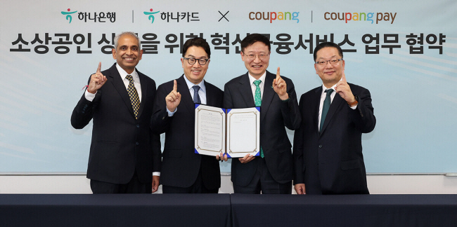 12일 서울 송파구 쿠팡 본사에서 열린‘소상공인 상생 위한 혁신금융서비스 협약식’에 참석한 이승열(왼쪽 세 번째) 하나은행장과 이호성(〃네 번째) 하나카드 사장, 강한승(〃 두 번째) 쿠팡 대표, 비제쉬 아이어 쿠팡페이 대표가 기념촬영을 하고 있다.  하나금융그룹 제공
