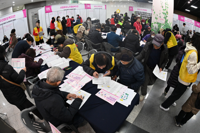 11월 취업자 수 증가 폭이 3개월 만에 20만 명대로 내려앉은 가운데, 13일 오전 서울 마포구청에서 열린 ‘2024년 마포구 노인 일자리 박람회’가 일자리를 찾는 노인들로 북적이고 있다. 11월에도 60세 이상 취업자 수 증가 폭이 가장 컸지만, 청년층 취업자 수는 13개월째 감소세를 보였다. 백동현 기자