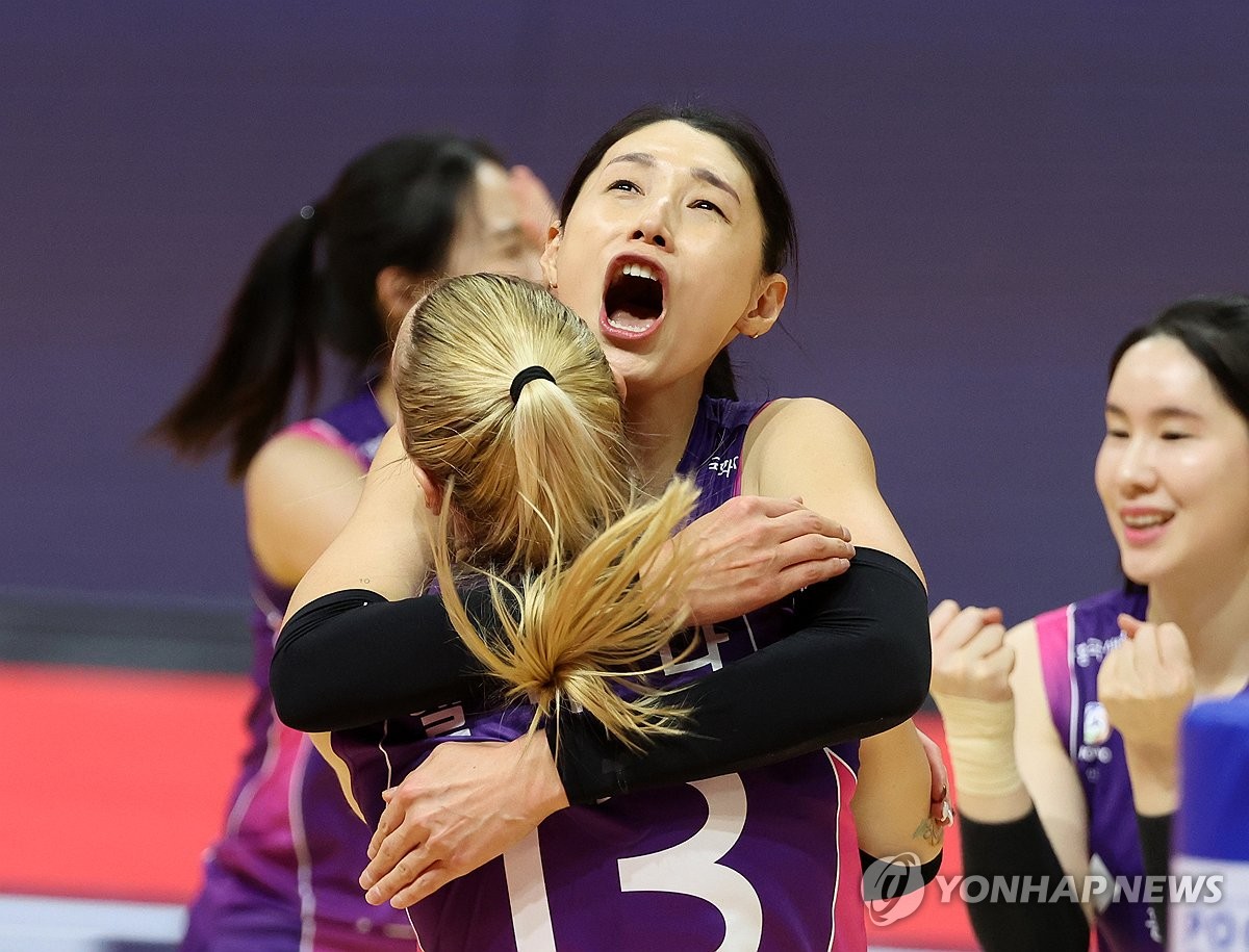 (광주=연합뉴스) 1일 광주 서구 페퍼스타디움에서 열린 프로배구 V리그 여자부 페퍼저축은행과 흥국생명의 경기에서 흥국생명 김연경이 득점을 올린 옐레나를 얼싸안고 있다. 2023.12.1