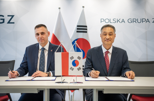 Tomasz Kozyra WZL-2 CEO, 박종인 KAI 상무가 폴란드 방산업체와 후속지원 MOU를 체결하고 있다.KAI제공