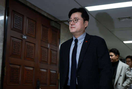 홍익표 더불어민주당 원내대표가 14일 오전 국회에서 열린 비공개 의원총회에 참석하고 있다. 뉴시스