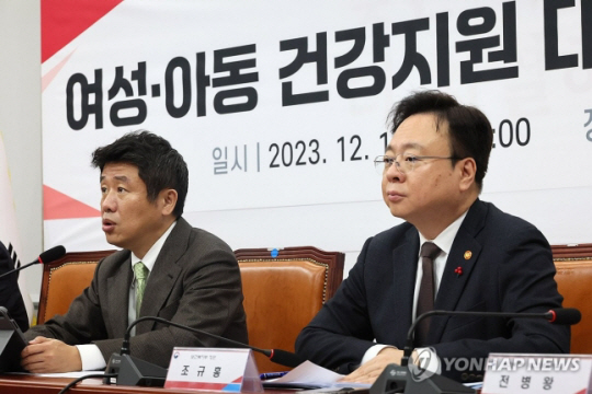 유의동(왼쪽) 국민의힘 정책위의장이 14일 국회 본청에서 열린 여성·아동 건강지원 대책 당정협의회에서 발언하고 있다. 오른쪽은 조규홍 보건복지부 장관. 연합뉴스.