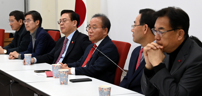 14일 오전 윤재옥 국민의힘 원내대표 겸 대표 권한대행이 국회에서 열린 중진의원 연석회의에 참석해 김기현 전 당대표 사퇴에 따른 비상대책위원회 구성을 논의하고 있다. 왼쪽부터 김학용, 조경태, 정우택 의원, 윤 권한대행, 주호영, 정진석 의원.  곽성호 기자