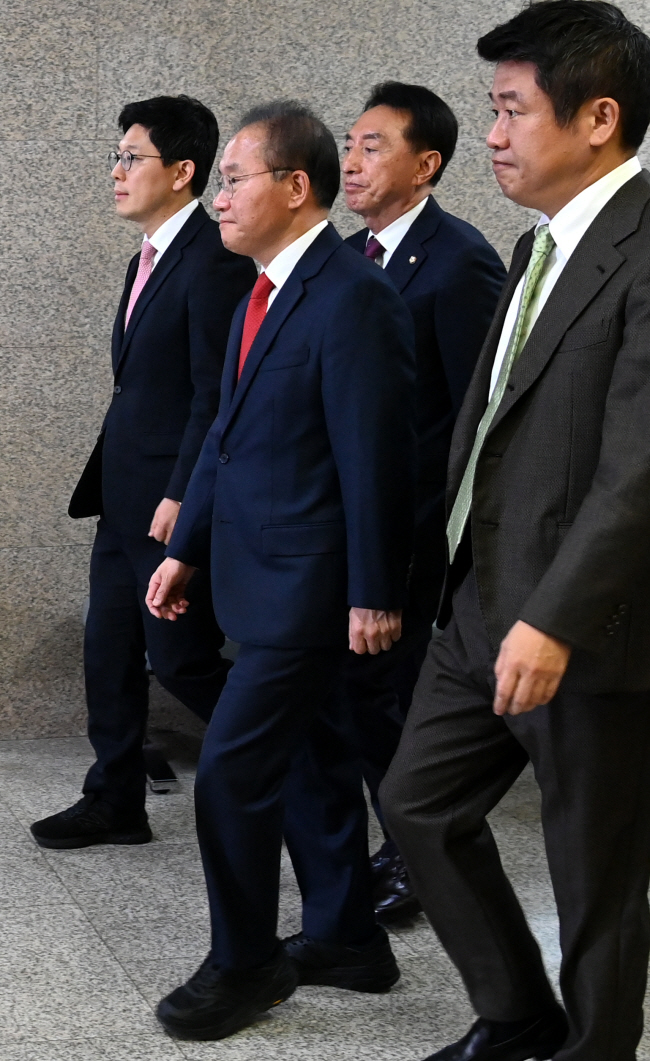 윤재옥(앞줄 가운데) 국민의힘 원내대표 겸 대표 권한대행을 비롯한 지도부가 14일 오전 국회에서 열린 최고위원회의에 참석하기 위해 이동하고 있다.   곽성호 기자