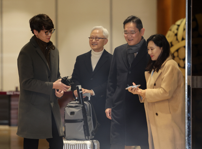 네덜란드를 방문했던 이재용(오른쪽 두 번째) 삼성전자 회장과 경계현(〃 세 번째) 반도체(DS) 부문장(사장)이 15일 오전 김포공항을 통해 귀국하며 취재진의 질문에 답하고 있다.  연합뉴스