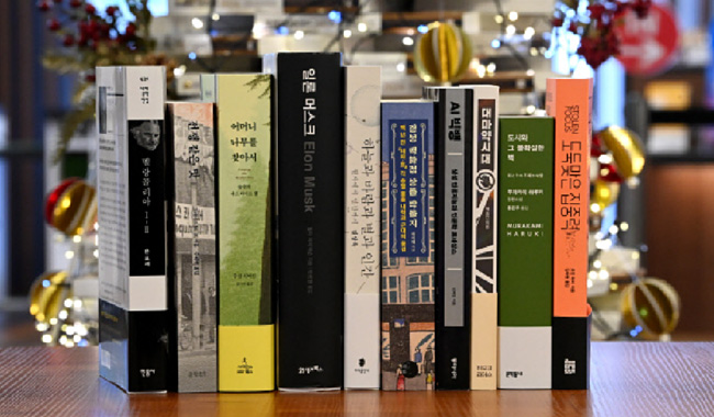 지난 14일 서울 종로구 교보문고 광화문점에 나열된, 문화일보가 선정한 ‘올해의 책’. 우주와 인간에 대한 근원적인 질문을 던지고, 현대 사회의 병폐를 꼬집으며, 역사와 자연에 관한 새로운 관점을 제시하는 책들을 엄선했다. 문호남 기자