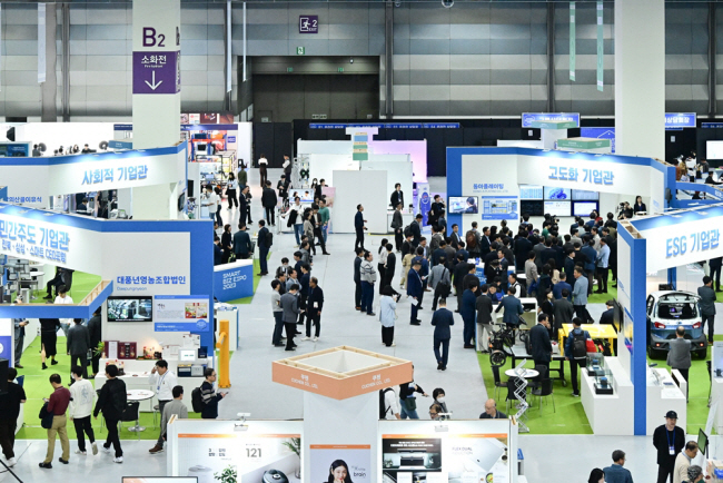 지난 10월 24일부터 27일까지 서울 강남구 코엑스 B홀에서 열렸던 ‘2023 스마트비즈엑스포’에 마련된 4개 특별 테마관.  삼성전자 제공