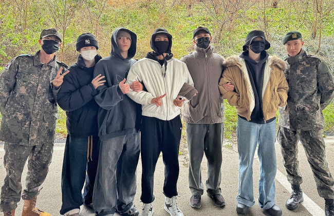 그룹 방탄소년단(BTS) 멤버들이 11일 입대하는 RM과 뷔를 배웅하며 기념 촬영을 하고 있다. 12일엔 지민과 정국이 입대하며 멤버 전원이 군 복무를 하게 됐다.  방탄소년단 SNS 캡처