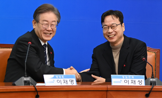 이재명 더불어민주당대표가 14일 국회에서 열린 ‘2차인재영입식’에서 2호 영입인재인 자율주행 스타트업 새솔테크 고문이자 전 엔씨소프트 전무이사 출신인 이재성 씨와 인사하고 있다. 박윤슬 기자
