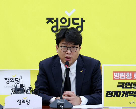 김준우 정의당 비상대책위원장이 14일 오전 서울 여의도 국회에서 열린 비상대책위원회의에서 발언을 하고 있다. 뉴시스