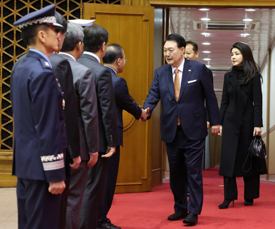 네덜란드 국빈 방문 일정을 마치고 귀국한 윤석열 대통령이 15일 성남 서울공항에 도착해 환영 나온 윤재옥 국민의힘 원내대표와 악수하고 있다. 뉴시스