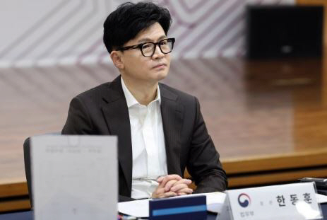 한동훈 법무부 장관이 13일 오후 경기 성남시청에서 열린 ‘교정시설 수용자 의료처우 개선 및 공공보건의료 서비스 확대를 위한 업무협약’ 협약식에 참여한 모습. 연합뉴스
