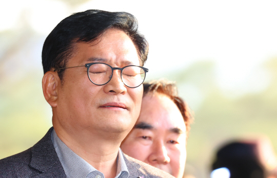 송영길 전 더불어민주당 대표가 8일 오전 서울 서초구 서울중앙지검에 출석해 기자들의 질문에 답하다 주변 소음에 잠시 눈을 감고 있다. 연합뉴스