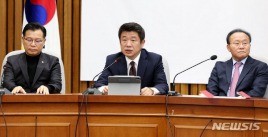유의동(사진 가운데) 국민의힘 정책위의장이 15일 오전 국회에서 열린 당 원내대책회의에서 발언하고 있다. 유 정책위의장 왼쪽은 이양수 당 원내수석부대표, 오른쪽은 윤재옥 원내대표 겸 당 대표 권한대행. 뉴시스.