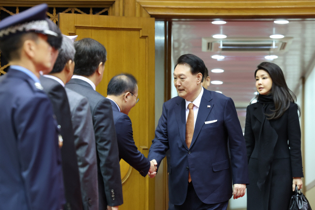 윤석열 대통령이 네덜란드 국빈 방문 일정을 마치고 귀국한 15일 오전 성남 서울공항에 마중을 나온 윤재옥(왼쪽 네 번째) 국민의힘 원내대표 겸 대표 권한대행과 악수를 나누고 있다.  연합뉴스