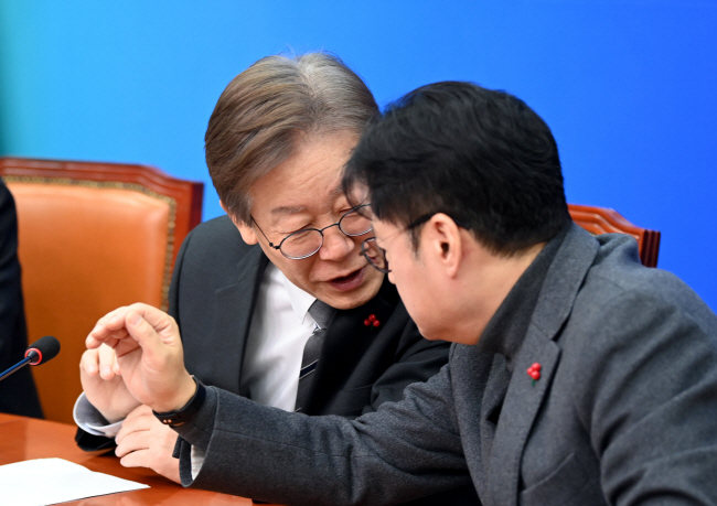 이재명(왼쪽) 더불어민주당 대표와 홍익표 원내대표가 15일 오전 국회에서 열린 최고위원회의에 참석해 대화를 나누고 있다.  박윤슬 기자