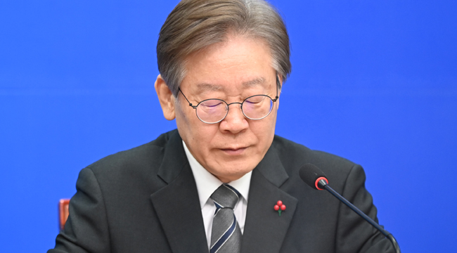 이재명 더불어민주당 대표가 15일 오전 서울 여의도 국회에서 열린 최고위원회의에 참석하고 있다. 박윤슬 기자